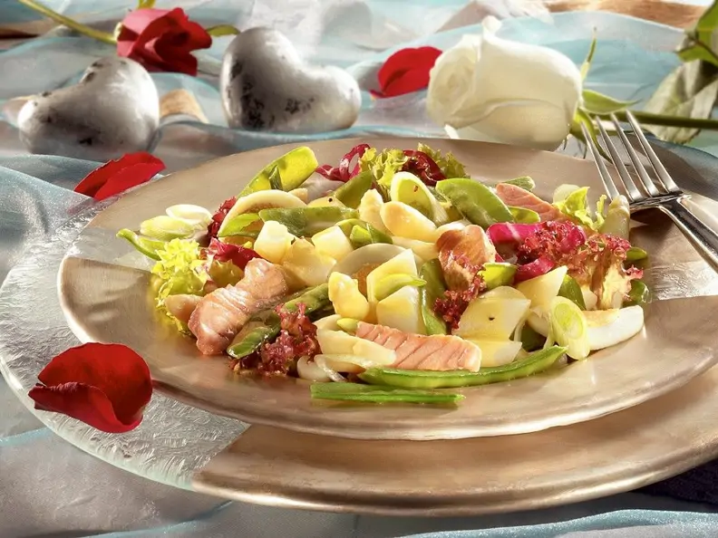 Blattsalat mit Spargel und Lachs