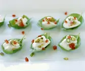 Basilikum-Mozzarella-Happen mit Tomaten