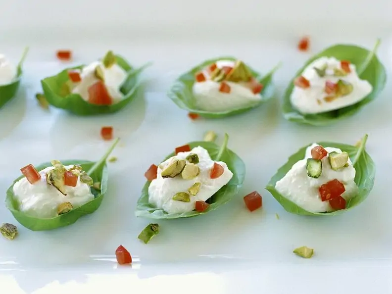 Basilikum-Mozzarella-Happen mit Tomaten