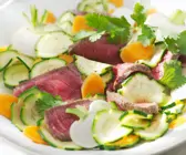 Steak-Streifen mit Gemüsesalat