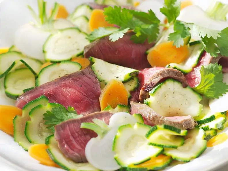 Steak-Streifen mit Gemüsesalat