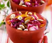 Rotkohlsalat mit Erdnüssen und Äpfeln
