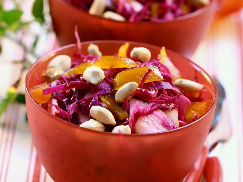 Rotkohlsalat mit Erdnüssen und Äpfeln