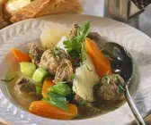 Fleischbrühe mit Hackfleischbällchen