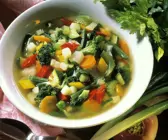 Bunte Gemüsesuppe mit Zuckerschoten