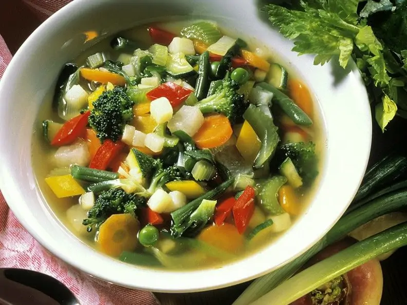 Bunte Gemüsesuppe mit Zuckerschoten