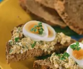 Brot mit Eiercreme