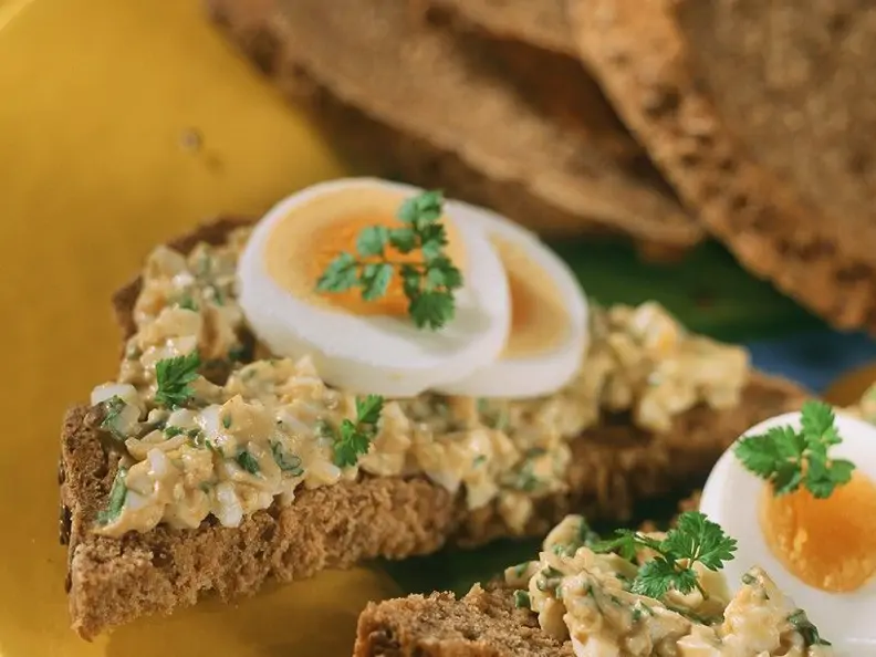 Brot mit Eiercreme