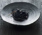 Schwarze Nudeln mit Kaviar