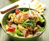 Nudelsalat mit Thunfisch, Rucola, Zwiebeln und Tomaten