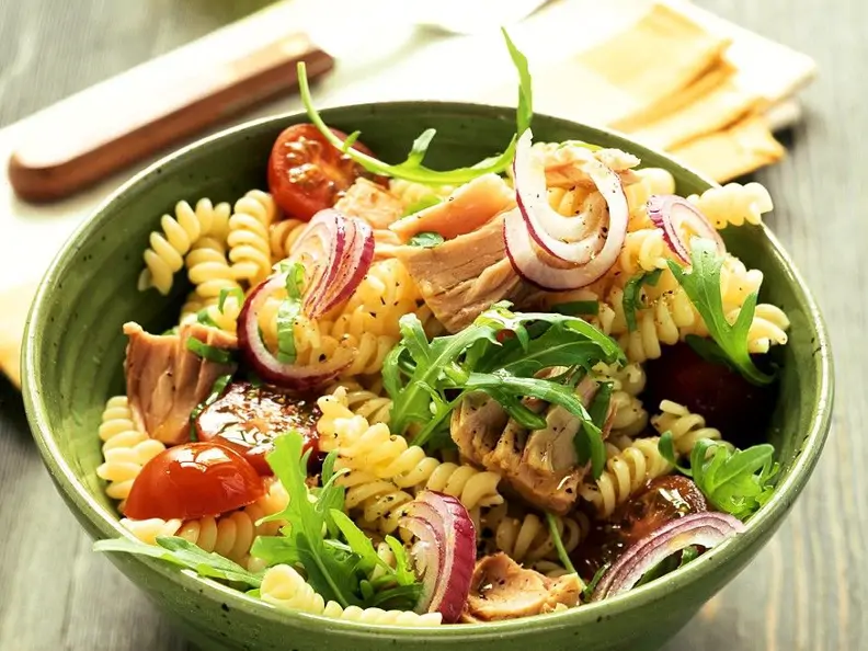 Nudelsalat mit Thunfisch, Rucola, Zwiebeln und Tomaten