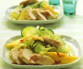 Salat mit Kokos-Currydressing und Hähnchen
