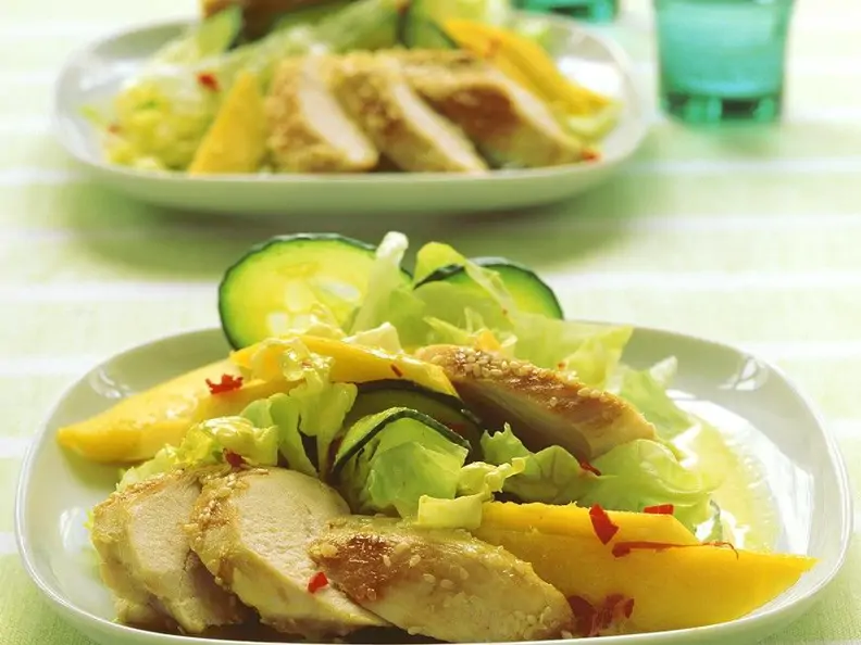 Salat mit Kokos-Currydressing und Hähnchen