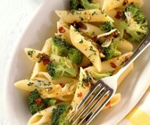 Penne mit Brokkoli und Chilischoten