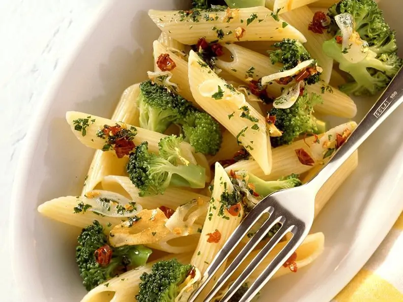 Penne mit Brokkoli und Chilischoten