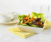 Kofpsalat mit Gemüse und Steakstreifen