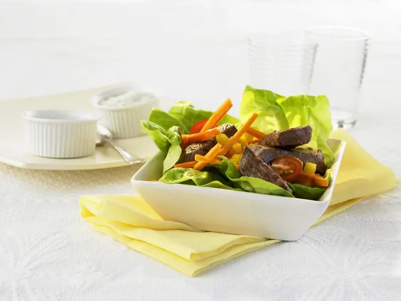 Kofpsalat mit Gemüse und Steakstreifen