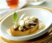 Lamm mit Feta auf Brot