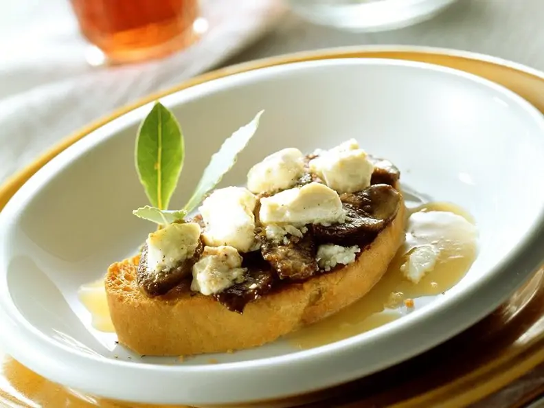 Lamm mit Feta auf Brot