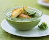 Wirsingsuppe mit Räucherlachs