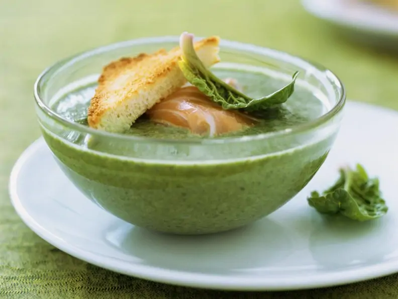 Wirsingsuppe mit Räucherlachs