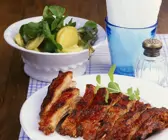 Gegrillte Spareribs mit Kartoffelsalat