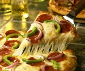 Käse-Salami-Pizza
