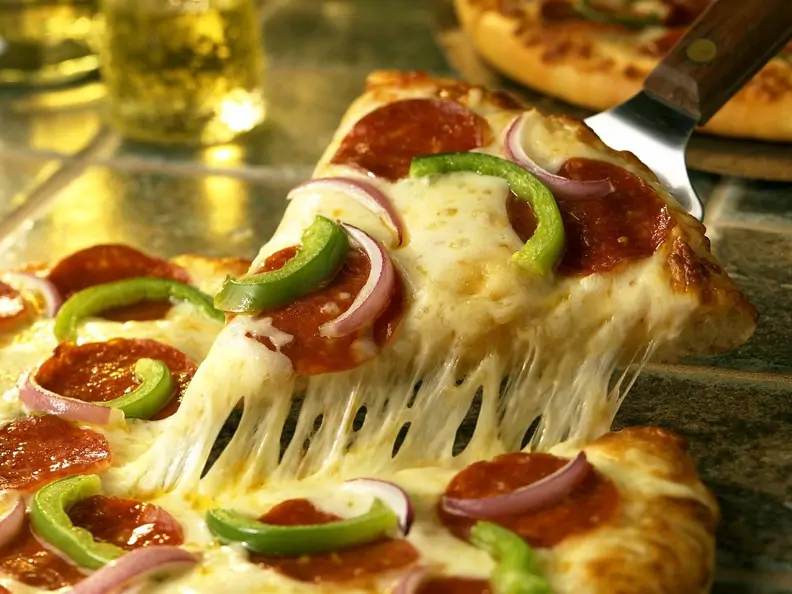 Käse-Salami-Pizza