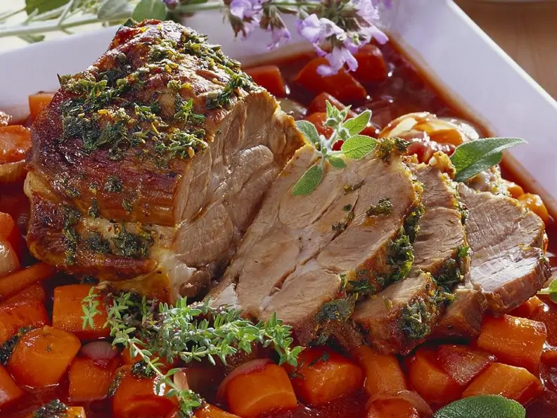 Geschmorter Schweinenacken mit Möhren