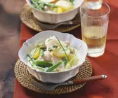 Hähnchenbrust mit grünem Spargel und Kartoffeln in Sahnesauce