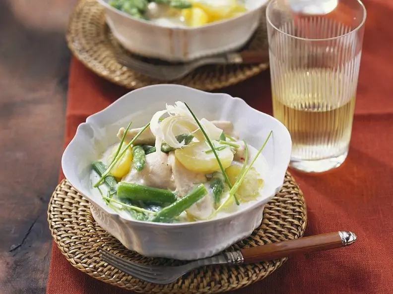 Hähnchenbrust mit grünem Spargel und Kartoffeln in Sahnesauce