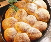 Buchteln mit Rosinenfüllung