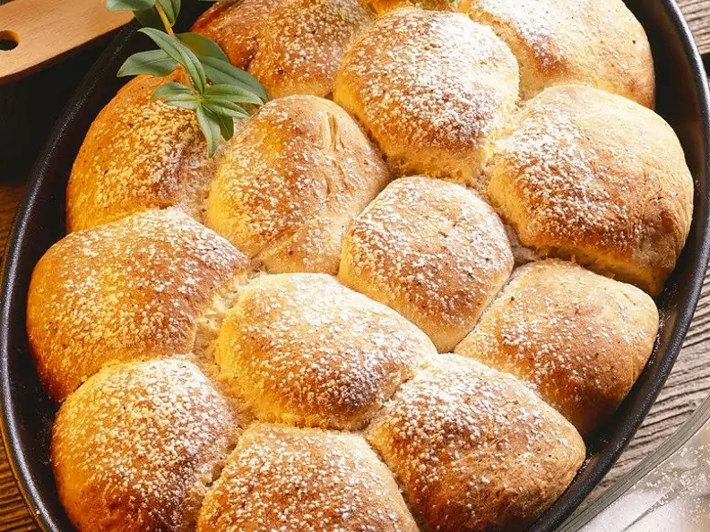 Buchteln mit Rosinenfüllung