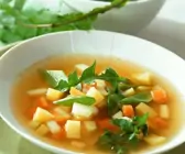 Gemüsesuppe mit Löwenzahn