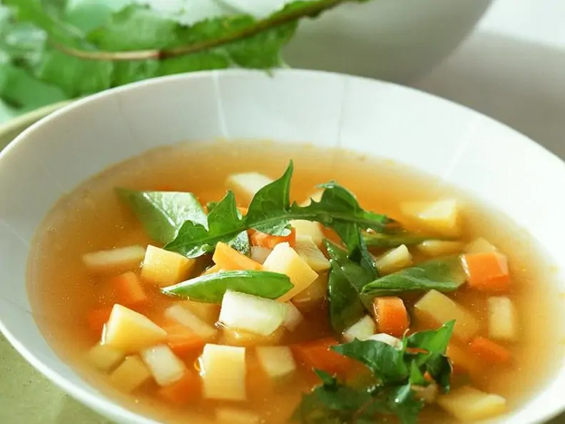 Gemüsesuppe mit Löwenzahn