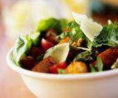 Blattsalat mit Tofu und Tomaten