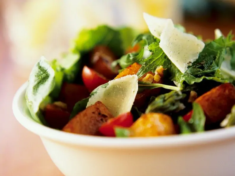 Blattsalat mit Tofu und Tomaten