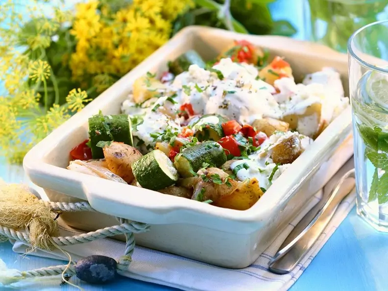 Mediterraner Kartoffelsalat mit Joghurtdressing