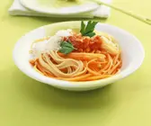 Nudeln mit Tomatensauce und Möhren