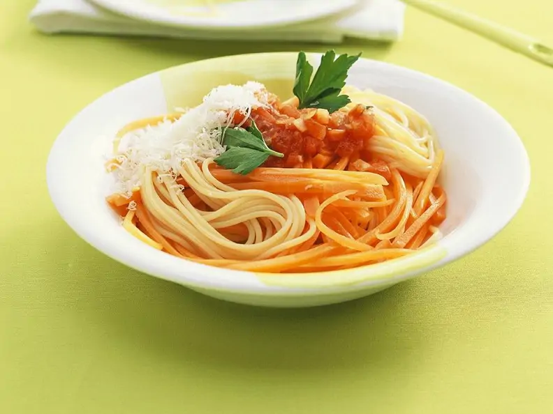 Nudeln mit Tomatensauce und Möhren