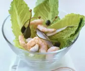 Römersalat mit Garnelen und Kapernäpfeln