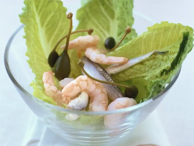 Römersalat mit Garnelen und Kapernäpfeln