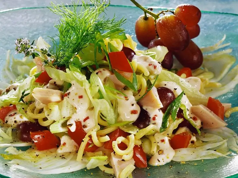 Fruchtiger Nudel-Hähnchensalat