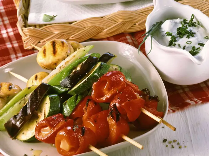 Paprikapsieße mit Pilzen und Joghurtdip