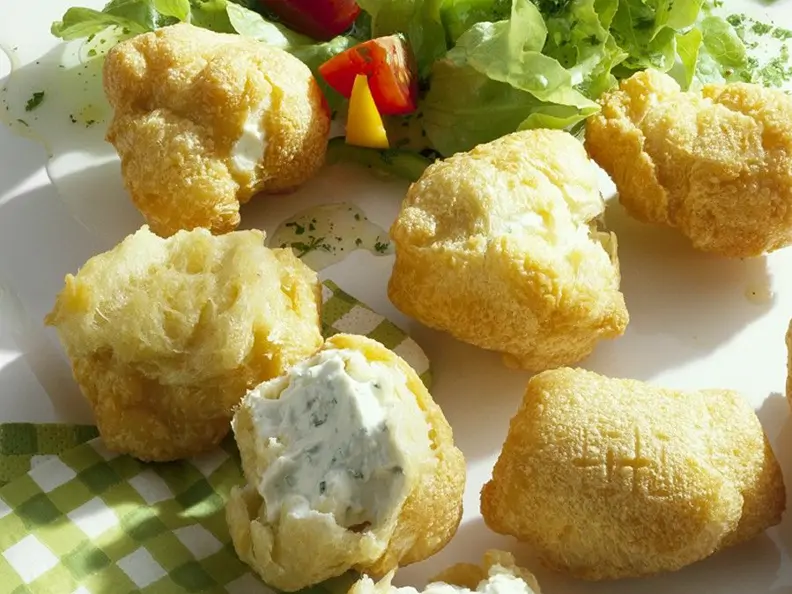 Profiteroles mit Schnittlauch-Cremefüllung