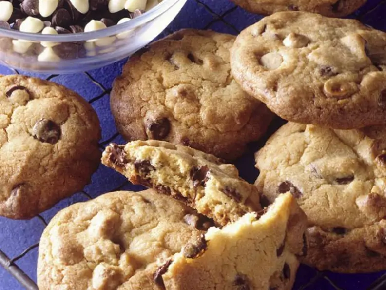 Cookies mit weißer und dunkler Schokolade