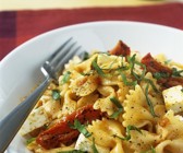 Mediterraner Farfalle-Salat