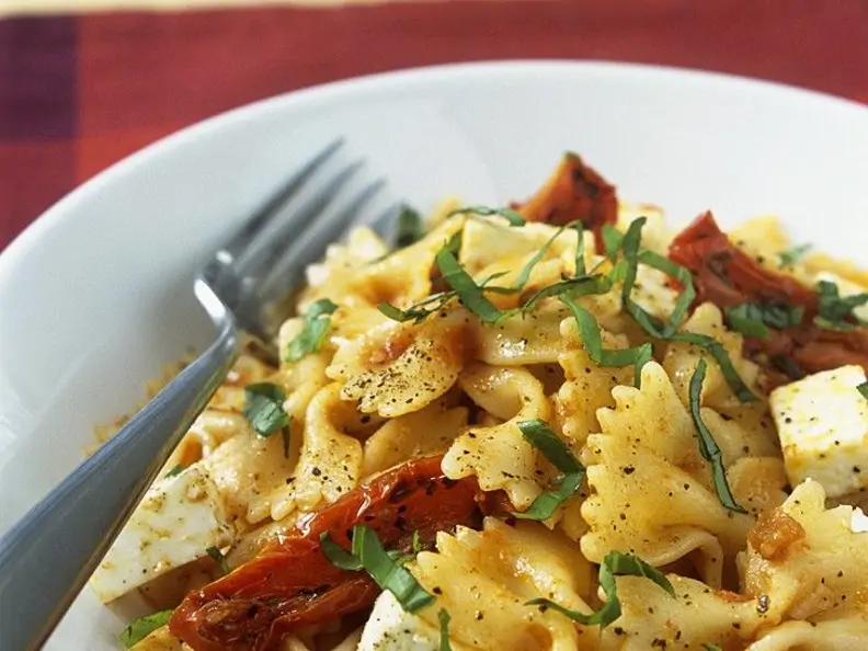 Mediterraner Farfalle-Salat