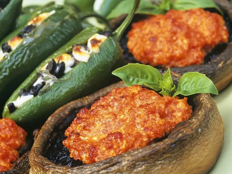 Gebackene Paprika und Pilze mit Füllung