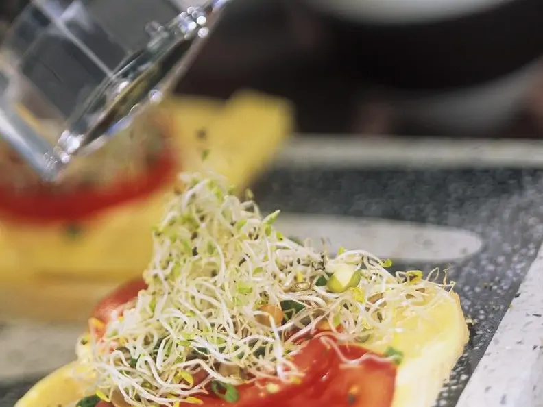 Tomate und Mozzarella auf Toast